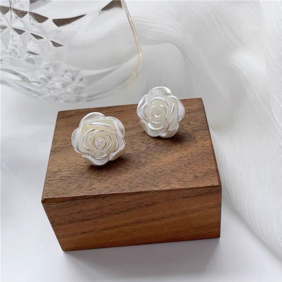 💙💕💕Last one Pearl Flower Stud Earrings - Picture 11 of 15